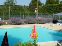 Camping Pas Cher vous présente avec son site Officiel campingpascher.fr, le Camping La Cerise, situé sur la commune de Malemort Du Comtat dans le département Vaucluse (Provence Alpes Côte D'azur) en France. Le camping La Cerise, vous présente un hébergement de type mobil-home de 22 m² avec climatisation. Le camping La Cerise vous propose du jeudi 01 octobre au jeudi 08 octobre 2026, en promotion à -14% pour 7 nuits à 430 € au lieu de 500,0 € soit une Économie de 70 €. Cette location propose 83 dates différentes pour réserver votre séjour. Découvrez également les 2 autres gammes d'hébergements du camping. Les Avis clients pour le Camping La Cerise sont excellents avec une note moyenne de 10 sur 10. Piscine chauffée, Piscine extérieure, Animations familiales, Ping-pong, Pétanque, Randonnée, Terrain multisports, Bar, Dépôt de pain, Restaurant,... En savoir plus : cliquez-ICI.