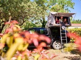 Camping Pas Cher vous présente avec son site Officiel campingpascher.fr, le Camping La Cerise, situé sur la commune de Malemort Du Comtat dans le département Vaucluse (Provence Alpes Côte D'azur) en France. Le camping La Cerise vous propose un hébergement de type mobil-home de 22 m² avec climatisation. L'établissement vous propose 3 autres types d'hébergements. Découvrez tous nos séjours à petits prix dans la commune et aux alentours de Malemort Du Comtat du département : Vaucluse (Provence Alpes Côte D'azur). Les Avis clients pour le Camping La Cerise sont excellents avec une note moyenne de 10 sur 10. Piscine chauffée, Piscine extérieure, Animations familiales, Ping-pong, Pétanque, Randonnée, Terrain multisports, Bar, Dépôt de pain, Restaurant,... En savoir plus : cliquez-ICI.