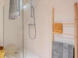 Camping Pas Cher vous présente avec son site Officiel campingpascher.fr, la Résidence Sémaphore De La Rivière D'Etel classé 2 étoiles, située sur la commune de Plouhinec dans le département Morbihan (Bretagne) en France. La résidence Sémaphore De La Rivière D'Etel, vous présente un hébergement de type appartement et télévision. La résidence Sémaphore De La Rivière D'Etel vous propose du dimanche 15 mars au dimanche 22 mars 2026, en promotion à -25% pour 7 nuits à 552,11 € au lieu de 736,15 € soit une Économie de 184,04 €. Cette location propose 83 dates différentes pour réserver votre séjour. Découvrez également les 2 autres gammes d'hébergements de la résidence. Paddle, Surf, Bar, Épicerie,... En savoir plus : cliquez-ICI.