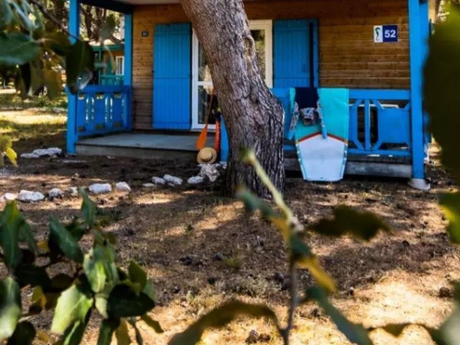 Camping Pas Cher vous présente avec son site Officiel campingpascher.fr, le Camping Les Chalets De La Mer classé 4 étoiles, situé sur la commune de Martigues dans le département Bouches-du-rhône (Provence Alpes Côte D'azur) en France. Le camping Les Chalets De La Mer, vous présente un hébergement de type chalet avec climatisation. Le camping Les Chalets De La Mer vous propose du sam. 10 octobre au sam. 17 octobre 2026 pour 7 nuits à 179€. Cette location propose 16 dates différentes pour réserver votre séjour. Découvrez également les 2 autres gammes d'hébergements du camping. Les Avis clients pour le Camping Les Chalets De La Mer sont excellents avec une note moyenne de 9 sur 10. Mer, Piscine extérieure, Club enfants, Aire de jeux enfants, Ping-pong, Pétanque, Snack/Bar,... En savoir plus : cliquez-ICI.