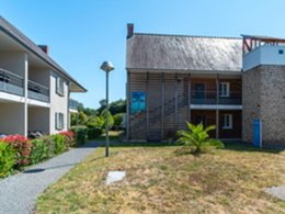 Camping Pas Cher vous présente avec son site Officiel campingpascher.fr, la Résidence Les Rives De Pont-Aven, située sur la commune de Pont Aven dans le département Finistère (Bretagne) en France. La résidence Les Rives De Pont-Aven, vous présente un hébergement de type studio pour 2 personnes. La résidence Les Rives De Pont-Aven vous proposeun séjour PAS CHER avec une REMISEdu sam. 26 septembre au sam. 03 octobre 2026, en promotion à -33% pour 7 nuits à 254,40 € au lieu de 383,13 € soit une Économie de 128,73 €. Cette location propose 126 dates différentes pour réserver votre séjour. Découvrez également les 4 autres gammes d'hébergements de la résidence. Les Avis clients pour la Résidence Les Rives De Pont-Aven sont excellents avec une note moyenne de 9 sur 10. Salle de fitness,... En savoir plus : cliquez-ICI.