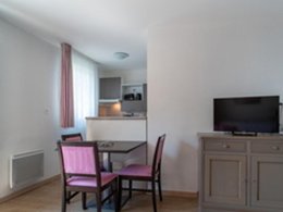 Camping Pas Cher vous présente avec son site Officiel campingpascher.fr, la Résidence Les Rives De Pont-Aven, située sur la commune de Pont Aven dans le département Finistère (Bretagne) en France. La résidence Les Rives De Pont-Aven, vous présente un hébergement de type appartement pour 4 personnes. La résidence Les Rives De Pont-Aven vous proposeun séjour PAS CHER avec une REMISEdu sam. 26 septembre au sam. 03 octobre 2026, en promotion à -33% pour 7 nuits à 317,60 € au lieu de 478,31 € soit une Économie de 160,71 €. Cette location propose 126 dates différentes pour réserver votre séjour. Découvrez également les 4 autres gammes d'hébergements de la résidence. Les Avis clients pour la Résidence Les Rives De Pont-Aven sont excellents avec une note moyenne de 9 sur 10. Salle de fitness,... En savoir plus : cliquez-ICI.