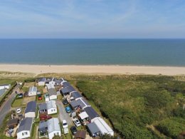 Camping Pas Cher vous présente avec son site Officiel campingpascher.fr, le Camping La Dune De Normandie classé 4 étoiles, situé sur la commune de Merville Franceville Plage dans le département Calvados (Basse Normandie) en France. Le camping La Dune De Normandie, vous présente un hébergement de type mobil-home de 32 m² pour 4 personnes et télévision. Le camping La Dune De Normandie vous propose du sam. 12 septembre au sam. 19 septembre 2026 pour 7 nuits à 520€. Cette location propose 7 dates différentes pour réserver votre séjour. Découvrez également les 2 autres gammes d'hébergements du camping. Les Avis clients pour le Camping La Dune De Normandie sont de 7 sur 10. Mer, Piscine chauffée, Piscine couverte, Aire de jeux enfants, Baby-foot, Cyclisme, Pétanque, kiteSurf, Bar, Boulangerie, Brasserie, Bureau de tabac, Supermarché, Épicerie,... En savoir plus : cliquez-ICI.