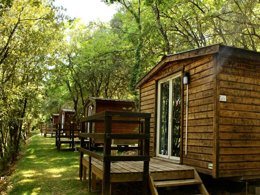 Camping Pas Cher vous présente avec son site Officiel campingpascher.fr, le Camping Les Bords De Cèze classé 3 étoiles, situé sur la commune de Cornillon dans le département Gard (Languedoc Roussillon) en France. Le camping Les Bords De Cèze, vous présente un hébergement de type mobil-home de 20 m² avec climatisation. Le camping Les Bords De Cèze vous propose du vendredi 05 juin au vendredi 12 juin 2026 avec un DÉPART DEMAIN pour 7 nuits à 418.8€. Cette location propose 94 dates différentes pour réserver votre séjour. Découvrez également les 11 autres gammes d'hébergements du camping. Les Avis clients pour le Camping Les Bords De Cèze sont excellents avec une note moyenne de 10 sur 10. Rivière, Aire de jeux enfants, Ping-pong, Pétanque, Supermarché, Épicerie,... En savoir plus : cliquez-ICI.