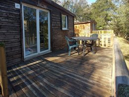 Camping Pas Cher vous présente avec son site Officiel campingpascher.fr, le Camping Les Bords De Cèze classé 3 étoiles, situé sur la commune de Cornillon dans le département Gard (Languedoc Roussillon) en France. Le camping Les Bords De Cèze, vous présente un hébergement de type chalet de 18 m². Le camping Les Bords De Cèze vous propose du mercredi 01 avril au mercredi 08 avril 2026 pour 7 nuits à 298.8€. Cette location propose 177 dates différentes pour réserver votre séjour. Découvrez également les 11 autres gammes d'hébergements du camping. Les Avis clients pour le Camping Les Bords De Cèze sont excellents avec une note moyenne de 10 sur 10. Rivière, Aire de jeux enfants, Ping-pong, Pétanque, Supermarché, Épicerie,... En savoir plus : cliquez-ICI.