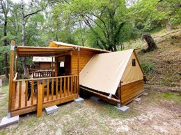Camping Pas Cher vous présente avec son site Officiel campingpascher.fr, le Camping Les Bords De Cèze classé 3 étoiles, situé sur la commune de Cornillon dans le département Gard (Languedoc Roussillon) en France. Le camping Les Bords De Cèze, vous présente un hébergement de type tente en toile et bois de 21 m² pour 4 personnes. Le camping Les Bords De Cèze vous propose du mercredi 01 avril au mercredi 08 avril 2026 pour 7 nuits à 298.8€. Cette location propose 177 dates différentes pour réserver votre séjour. Découvrez également les 11 autres gammes d'hébergements du camping. Les Avis clients pour le Camping Les Bords De Cèze sont excellents avec une note moyenne de 10 sur 10. Rivière, Aire de jeux enfants, Ping-pong, Pétanque, Supermarché, Épicerie,... En savoir plus : cliquez-ICI.