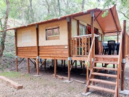 Camping Pas Cher vous présente avec son site Officiel campingpascher.fr, le Camping Les Bords De Cèze classé 3 étoiles, situé sur la commune de Cornillon dans le département Gard (Languedoc Roussillon) en France. Le camping Les Bords De Cèze, vous présente un hébergement de type tente en toile et bois de 25 m² pour 4 personnes. Le camping Les Bords De Cèze vous propose du mercredi 01 avril au mercredi 08 avril 2026 pour 7 nuits à 358.8€. Cette location propose 157 dates différentes pour réserver votre séjour. Découvrez également les 11 autres gammes d'hébergements du camping. Les Avis clients pour le Camping Les Bords De Cèze sont excellents avec une note moyenne de 10 sur 10. Rivière, Aire de jeux enfants, Ping-pong, Pétanque, Supermarché, Épicerie,... En savoir plus : cliquez-ICI.