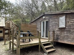 Camping Pas Cher vous présente avec son site Officiel campingpascher.fr, le Camping Les Bords De Cèze classé 3 étoiles, situé sur la commune de Cornillon dans le département Gard (Languedoc Roussillon) en France. Le camping Les Bords De Cèze, vous présente un hébergement de type chalet. Le camping Les Bords De Cèze vous propose du mercredi 01 avril au mercredi 08 avril 2026 pour 7 nuits à 322.8€. Cette location propose 177 dates différentes pour réserver votre séjour. Découvrez également les 11 autres gammes d'hébergements du camping. Les Avis clients pour le Camping Les Bords De Cèze sont excellents avec une note moyenne de 10 sur 10. Rivière, Aire de jeux enfants, Ping-pong, Pétanque, Supermarché, Épicerie,... En savoir plus : cliquez-ICI.