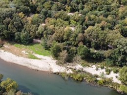 Camping Pas Cher vous présente avec son site Officiel campingpascher.fr, le Camping Les Bords De Cèze classé 3 étoiles, situé sur la commune de Cornillon dans le département Gard (Languedoc Roussillon) en France. Le camping Les Bords De Cèze, vous présente un hébergement de type chalet de 18 m². Le camping Les Bords De Cèze vous propose du mercredi 01 avril au mercredi 08 avril 2026 pour 7 nuits à 298.8€. Cette location propose 177 dates différentes pour réserver votre séjour. Découvrez également les 11 autres gammes d'hébergements du camping. Les Avis clients pour le Camping Les Bords De Cèze sont excellents avec une note moyenne de 10 sur 10. Rivière, Aire de jeux enfants, Ping-pong, Pétanque, Supermarché, Épicerie,... En savoir plus : cliquez-ICI.