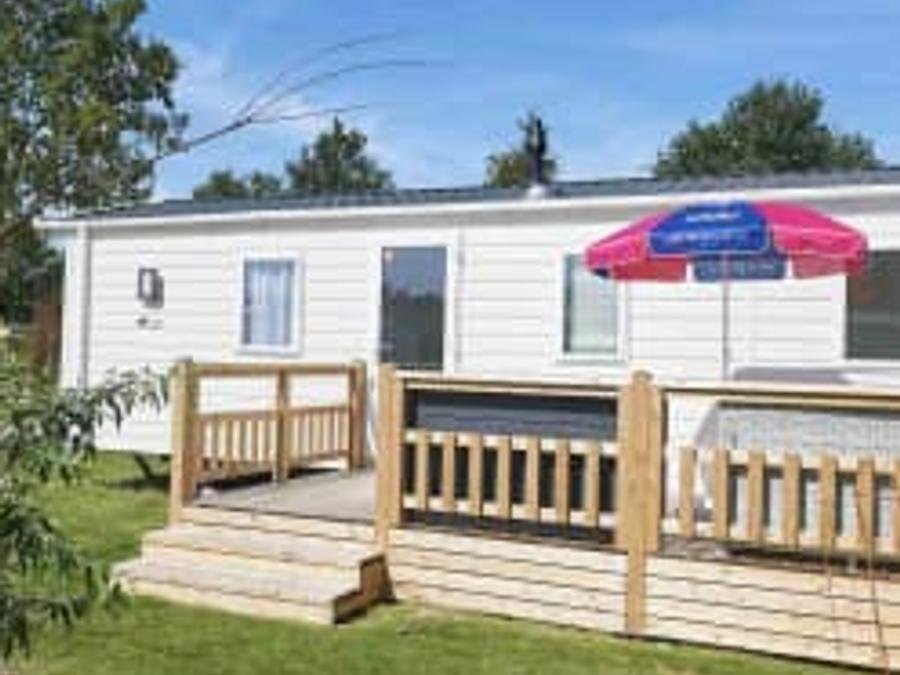 Camping Pas Cher vous présente avec son site Officiel campingpascher.fr, le Camping Siblu De Oase classé 4 étoiles, situé sur la commune de Renesse dans le département Renesse (Zélande) au Pays-bas. Le camping Siblu De Oase vous propose un hébergement de type mobil-home pour 6 personnes (télévision). L'établissement vous propose 7 autres types d'hébergements. Découvrez tous nos séjours à petits prix dans la commune et aux alentours de Renesse du département : Renesse (Zélande). Animations familiales, Club enfants, Aire de jeux enfants, Ping-pong, Surf, Terrain multisports, Voile, Boulangerie, Épicerie,... En savoir plus : cliquez-ICI.