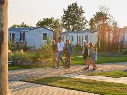 Camping Pas Cher vous présente avec son site Officiel campingpascher.fr, le Camping Siblu De Oase classé 4 étoiles, situé sur la commune de Renesse dans le département Renesse (Zélande) au Pays-bas. Le camping Siblu De Oase vous propose un hébergement de type mobil-home pour 6 personnes (télévision). L'établissement vous propose 7 autres types d'hébergements. Découvrez tous nos séjours à petits prix dans la commune et aux alentours de Renesse du département : Renesse (Zélande). Animations familiales, Club enfants, Aire de jeux enfants, Ping-pong, Surf, Terrain multisports, Voile, Boulangerie, Épicerie,... En savoir plus : cliquez-ICI.