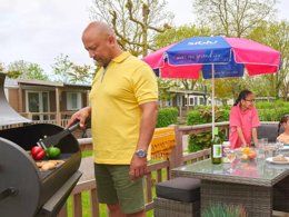 Camping Pas Cher vous présente avec son site Officiel campingpascher.fr, le Camping Siblu De Oase classé 4 étoiles, situé sur la commune de Renesse dans le département Renesse (Zélande) au Pays-bas. Le camping Siblu De Oase, vous présente un hébergement de type mobil-home pour 4 personnes et télévision. Le camping Siblu De Oase vous propose du vendredi 27 mars au vendredi 03 avril 2026 pour 7 nuits à 428€. Cette location propose 96 dates différentes pour réserver votre séjour. Découvrez également les 7 autres gammes d'hébergements du camping. Animations familiales, Club enfants, Aire de jeux enfants, Ping-pong, Surf, Terrain multisports, Voile, Boulangerie, Épicerie,... En savoir plus : cliquez-ICI.