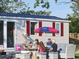 Camping Pas Cher vous présente avec son site Officiel campingpascher.fr, le Camping Siblu De Oase classé 4 étoiles, situé sur la commune de Renesse dans le département Renesse (Zélande) au Pays-bas. Le camping Siblu De Oase, vous présente un hébergement de type mobil-home pour 6 personnes et télévision. Le camping Siblu De Oase vous propose du dimanche 12 avril au dimanche 19 avril 2026 pour 7 nuits à 421€. Cette location propose 35 dates différentes pour réserver votre séjour. Découvrez également les 7 autres gammes d'hébergements du camping. Animations familiales, Club enfants, Aire de jeux enfants, Ping-pong, Surf, Terrain multisports, Voile, Boulangerie, Épicerie,... En savoir plus : cliquez-ICI.