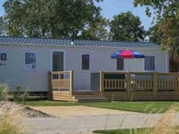 Camping Pas Cher vous présente avec son site Officiel campingpascher.fr, le Camping Siblu De Oase classé 4 étoiles, situé sur la commune de Renesse dans le département Renesse (Zélande) au Pays-bas. Le camping Siblu De Oase, vous présente un hébergement de type chalet pour 4 personnes et télévision. Le camping Siblu De Oase vous propose du vendredi 27 mars au vendredi 03 avril 2026 pour 7 nuits à 489€. Cette location propose 98 dates différentes pour réserver votre séjour. Découvrez également les 7 autres gammes d'hébergements du camping. Animations familiales, Club enfants, Aire de jeux enfants, Ping-pong, Surf, Terrain multisports, Voile, Boulangerie, Épicerie,... En savoir plus : cliquez-ICI.