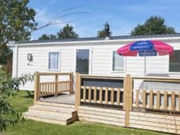 Camping Pas Cher vous présente avec son site Officiel campingpascher.fr, le Camping Siblu De Oase classé 4 étoiles, situé sur la commune de Renesse dans le département Renesse (Zélande) au Pays-bas. Le camping Siblu De Oase, vous présente un hébergement de type mobil-home pour 6 personnes avec climatisation et télévision. Le camping Siblu De Oase vous propose du vendredi 27 mars au vendredi 03 avril 2026 pour 7 nuits à 504€. Cette location propose 114 dates différentes pour réserver votre séjour. Découvrez également les 7 autres gammes d'hébergements du camping. Animations familiales, Club enfants, Aire de jeux enfants, Ping-pong, Surf, Terrain multisports, Voile, Boulangerie, Épicerie,... En savoir plus : cliquez-ICI.