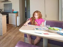 Camping Pas Cher vous présente avec son site Officiel campingpascher.fr, le Camping Siblu De Oase classé 4 étoiles, situé sur la commune de Renesse dans le département Renesse (Zélande) au Pays-bas. Le camping Siblu De Oase, vous présente un hébergement de type mobil-home pour 6 personnes avec climatisation et télévision. Le camping Siblu De Oase vous propose du vendredi 27 mars au vendredi 03 avril 2026 pour 7 nuits à 504€. Cette location propose 114 dates différentes pour réserver votre séjour. Découvrez également les 7 autres gammes d'hébergements du camping. Animations familiales, Club enfants, Aire de jeux enfants, Ping-pong, Surf, Terrain multisports, Voile, Boulangerie, Épicerie,... En savoir plus : cliquez-ICI.