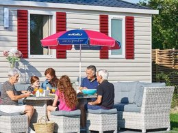 Camping Pas Cher vous présente avec son site Officiel campingpascher.fr, le Camping Siblu De Oase classé 4 étoiles, situé sur la commune de Renesse dans le département Renesse (Zélande) au Pays-bas. Le camping Siblu De Oase, vous présente un hébergement de type chalet pour 6 personnes et télévision. Le camping Siblu De Oase vous propose du dimanche 12 avril au dimanche 19 avril 2026 pour 7 nuits à 541€. Cette location propose 98 dates différentes pour réserver votre séjour. Découvrez également les 7 autres gammes d'hébergements du camping. Animations familiales, Club enfants, Aire de jeux enfants, Ping-pong, Surf, Terrain multisports, Voile, Boulangerie, Épicerie,... En savoir plus : cliquez-ICI.