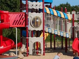 Camping Pas Cher vous présente avec son site Officiel campingpascher.fr, le Camping Siblu De Oase classé 4 étoiles, situé sur la commune de Renesse dans le département Renesse (Zélande) au Pays-bas. Le camping Siblu De Oase, vous présente un hébergement de type mobil-home pour 6 personnes et télévision. Le camping Siblu De Oase vous propose du vendredi 27 mars au vendredi 03 avril 2026 pour 7 nuits à 466€. Cette location propose 124 dates différentes pour réserver votre séjour. Découvrez également les 7 autres gammes d'hébergements du camping. Animations familiales, Club enfants, Aire de jeux enfants, Ping-pong, Surf, Terrain multisports, Voile, Boulangerie, Épicerie,... En savoir plus : cliquez-ICI.