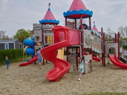 Camping Pas Cher vous présente avec son site Officiel campingpascher.fr, le Camping Siblu De Oase classé 4 étoiles, situé sur la commune de Renesse dans le département Renesse (Zélande) au Pays-bas. Le camping Siblu De Oase, vous présente un hébergement de type mobil-home pour 6 personnes et télévision. Le camping Siblu De Oase vous propose du dimanche 12 avril au dimanche 19 avril 2026 pour 7 nuits à 421€. Cette location propose 35 dates différentes pour réserver votre séjour. Découvrez également les 7 autres gammes d'hébergements du camping. Animations familiales, Club enfants, Aire de jeux enfants, Ping-pong, Surf, Terrain multisports, Voile, Boulangerie, Épicerie,... En savoir plus : cliquez-ICI.