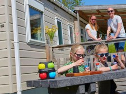 Camping Pas Cher vous présente avec son site Officiel campingpascher.fr, le Camping Siblu In De Bongerd classé 4 étoiles, situé sur la commune de Oostkapelle dans le département Veere (Zélande) au Pays-bas. Le camping Siblu In De Bongerd, vous présente un hébergement de type chalet pour 4 personnes et télévision. Le camping Siblu In De Bongerd vous proposeun séjour PAS CHER avec une REMISEdu vendredi 03 juillet au vendredi 10 juillet 2026, en promotion à -40% pour 7 nuits à 911,40 € au lieu de 1519,0 € soit une Économie de 607,60 €. Cette location propose 50 dates différentes pour réserver votre séjour. Découvrez également les 4 autres gammes d'hébergements du camping. Les Avis clients pour le Camping Siblu In De Bongerd sont excellents avec une note moyenne de 8 sur 10. Piscine chauffée, Piscine couverte, Animations familiales, Club ados, Club enfants, Aire de jeux enfants, Terrain multisports, Bar, Boulangerie, Plats à emporter, Restaurant,... En savoir plus : cliquez-ICI.