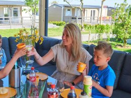 Camping Pas Cher vous présente avec son site Officiel campingpascher.fr, le Camping Siblu In De Bongerd classé 4 étoiles, situé sur la commune de Oostkapelle dans le département Veere (Zélande) au Pays-bas. Le camping Siblu In De Bongerd, vous présente un hébergement de type mobil-home pour 6 personnes et télévision. Le camping Siblu In De Bongerd vous propose du vendredi 27 mars au vendredi 03 avril 2026 pour 7 nuits à 448€. Cette location propose 129 dates différentes pour réserver votre séjour. Découvrez également les 4 autres gammes d'hébergements du camping. Les Avis clients pour le Camping Siblu In De Bongerd sont excellents avec une note moyenne de 8 sur 10. Piscine chauffée, Piscine couverte, Animations familiales, Club ados, Club enfants, Aire de jeux enfants, Terrain multisports, Bar, Boulangerie, Plats à emporter, Restaurant,... En savoir plus : cliquez-ICI.