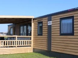 Camping Pas Cher vous présente avec son site Officiel campingpascher.fr, le Camping Siblu In De Bongerd classé 4 étoiles, situé sur la commune de Oostkapelle dans le département Veere (Zélande) au Pays-bas. Le camping Siblu In De Bongerd, vous présente un hébergement de type chalet pour 6 personnes et télévision. Le camping Siblu In De Bongerd vous propose du dimanche 12 avril au dimanche 19 avril 2026 pour 7 nuits à 516€. Cette location propose 44 dates différentes pour réserver votre séjour. Découvrez également les 4 autres gammes d'hébergements du camping. Les Avis clients pour le Camping Siblu In De Bongerd sont excellents avec une note moyenne de 8 sur 10. Piscine chauffée, Piscine couverte, Animations familiales, Club ados, Club enfants, Aire de jeux enfants, Terrain multisports, Bar, Boulangerie, Plats à emporter, Restaurant,... En savoir plus : cliquez-ICI.