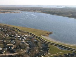 Camping Pas Cher vous présente avec son site Officiel campingpascher.fr, le Camping Siblu Lauwersoog classé 4 étoiles, situé sur la commune de Lauwersoog dans le département Het Hogeland (Groningue) au Pays-bas. Le camping Siblu Lauwersoog, vous présente un hébergement de type mobil-home pour 4 personnes. Le camping Siblu Lauwersoog vous propose du mardi 07 avril au mardi 14 avril 2026 pour 7 nuits à 328€. Cette location propose 135 dates différentes pour réserver votre séjour. Découvrez également les 8 autres gammes d'hébergements du camping. Les Avis clients pour le Camping Siblu Lauwersoog sont excellents avec une note moyenne de 9 sur 10. Lac, Animations familiales, Club ados, Club enfants, Aire de jeux enfants, Ping-pong, Piscine, Pétanque, Salle de jeux vidéo, Bar, Plats à emporter, Restaurant, Supermarché,... En savoir plus : cliquez-ICI.