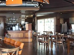 Camping Pas Cher vous présente avec son site Officiel campingpascher.fr, le Camping Siblu Lauwersoog classé 4 étoiles, situé sur la commune de Lauwersoog dans le département Het Hogeland (Groningue) au Pays-bas. Le camping Siblu Lauwersoog, vous présente un hébergement de type mobil-home pour 6 personnes. Le camping Siblu Lauwersoog vous propose du vendredi 27 mars au vendredi 03 avril 2026 pour 7 nuits à 362€. Cette location propose 158 dates différentes pour réserver votre séjour. Découvrez également les 8 autres gammes d'hébergements du camping. Les Avis clients pour le Camping Siblu Lauwersoog sont excellents avec une note moyenne de 9 sur 10. Lac, Animations familiales, Club ados, Club enfants, Aire de jeux enfants, Ping-pong, Piscine, Pétanque, Salle de jeux vidéo, Bar, Plats à emporter, Restaurant, Supermarché,... En savoir plus : cliquez-ICI.