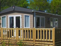 Camping Pas Cher vous présente avec son site Officiel campingpascher.fr, le Camping Siblu Lauwersoog classé 4 étoiles, situé sur la commune de Lauwersoog dans le département Het Hogeland (Groningue) au Pays-bas. Le camping Siblu Lauwersoog, vous présente un hébergement de type chalet pour 6 personnes. Le camping Siblu Lauwersoog vous propose du vendredi 27 mars au vendredi 03 avril 2026 pour 7 nuits à 414€. Cette location propose 131 dates différentes pour réserver votre séjour. Découvrez également les 8 autres gammes d'hébergements du camping. Les Avis clients pour le Camping Siblu Lauwersoog sont excellents avec une note moyenne de 9 sur 10. Lac, Animations familiales, Club ados, Club enfants, Aire de jeux enfants, Ping-pong, Piscine, Pétanque, Salle de jeux vidéo, Bar, Plats à emporter, Restaurant, Supermarché,... En savoir plus : cliquez-ICI.