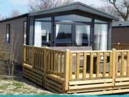 Camping Pas Cher vous présente avec son site Officiel campingpascher.fr, le Camping Siblu Lauwersoog classé 4 étoiles, situé sur la commune de Lauwersoog dans le département Het Hogeland (Groningue) au Pays-bas. Le camping Siblu Lauwersoog, vous présente un hébergement de type chalet pour 2 personnes. Le camping Siblu Lauwersoog vous propose du mardi 07 avril au mardi 14 avril 2026 pour 7 nuits à 430€. Cette location propose 69 dates différentes pour réserver votre séjour. Découvrez également les 8 autres gammes d'hébergements du camping. Les Avis clients pour le Camping Siblu Lauwersoog sont excellents avec une note moyenne de 9 sur 10. Lac, Animations familiales, Club ados, Club enfants, Aire de jeux enfants, Ping-pong, Piscine, Pétanque, Salle de jeux vidéo, Bar, Plats à emporter, Restaurant, Supermarché,... En savoir plus : cliquez-ICI.