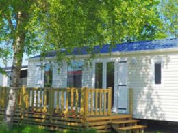 Camping Pas Cher vous présente avec son site Officiel campingpascher.fr, le Camping Siblu Lauwersoog classé 4 étoiles, situé sur la commune de Lauwersoog dans le département Het Hogeland (Groningue) au Pays-bas. Le camping Siblu Lauwersoog, vous présente un hébergement de type mobil-home pour 4 personnes. Le camping Siblu Lauwersoog vous propose du vendredi 27 mars au vendredi 03 avril 2026 pour 7 nuits à 294€. Cette location propose 136 dates différentes pour réserver votre séjour. Découvrez également les 8 autres gammes d'hébergements du camping. Les Avis clients pour le Camping Siblu Lauwersoog sont excellents avec une note moyenne de 9 sur 10. Lac, Animations familiales, Club ados, Club enfants, Aire de jeux enfants, Ping-pong, Piscine, Pétanque, Salle de jeux vidéo, Bar, Plats à emporter, Restaurant, Supermarché,... En savoir plus : cliquez-ICI.