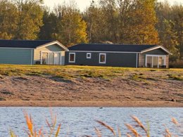 Camping Pas Cher vous présente avec son site Officiel campingpascher.fr, le Camping Siblu Lauwersoog classé 4 étoiles, situé sur la commune de Lauwersoog dans le département Het Hogeland (Groningue) au Pays-bas. Le camping Siblu Lauwersoog, vous présente un hébergement de type chalet pour 6 personnes. Le camping Siblu Lauwersoog vous propose du vendredi 27 mars au vendredi 03 avril 2026 pour 7 nuits à 414€. Cette location propose 131 dates différentes pour réserver votre séjour. Découvrez également les 8 autres gammes d'hébergements du camping. Les Avis clients pour le Camping Siblu Lauwersoog sont excellents avec une note moyenne de 9 sur 10. Lac, Animations familiales, Club ados, Club enfants, Aire de jeux enfants, Ping-pong, Piscine, Pétanque, Salle de jeux vidéo, Bar, Plats à emporter, Restaurant, Supermarché,... En savoir plus : cliquez-ICI.