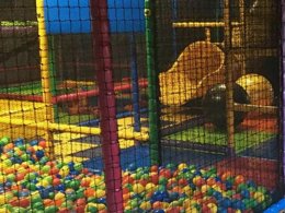 Camping Pas Cher vous présente avec son site Officiel campingpascher.fr, le Camping Siblu Lauwersoog classé 4 étoiles, situé sur la commune de Lauwersoog dans le département Het Hogeland (Groningue) au Pays-bas. Le camping Siblu Lauwersoog, vous présente un hébergement de type chalet pour 2 personnes. Le camping Siblu Lauwersoog vous propose du mardi 07 avril au mardi 14 avril 2026 pour 7 nuits à 430€. Cette location propose 69 dates différentes pour réserver votre séjour. Découvrez également les 8 autres gammes d'hébergements du camping. Les Avis clients pour le Camping Siblu Lauwersoog sont excellents avec une note moyenne de 9 sur 10. Lac, Animations familiales, Club ados, Club enfants, Aire de jeux enfants, Ping-pong, Piscine, Pétanque, Salle de jeux vidéo, Bar, Plats à emporter, Restaurant, Supermarché,... En savoir plus : cliquez-ICI.