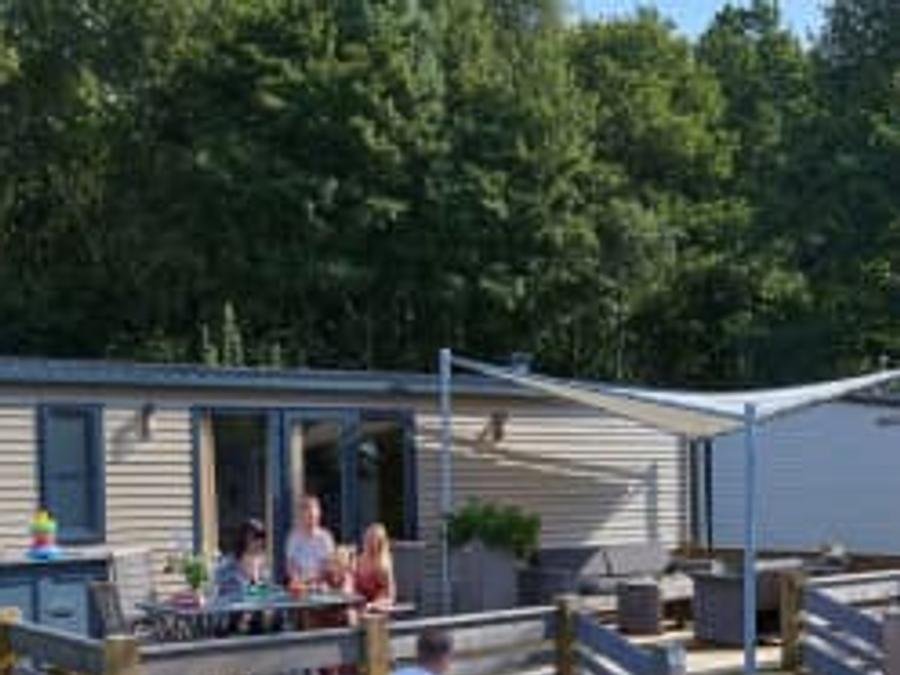 Camping Pas Cher vous présente avec son site Officiel campingpascher.fr, le Camping Siblu Meerwijck classé 5 étoiles, situé sur la commune de Kropswolde dans le département Midden-groningen (Groningue) au Pays-bas. Le camping Siblu Meerwijck, vous présente un hébergement de type mobil-home de 31 m² pour 6 personnes. Le camping Siblu Meerwijck vous propose du vendredi 02 octobre au vendredi 09 octobre 2026 pour 7 nuits à 326€. Cette location propose 85 dates différentes pour réserver votre séjour. Découvrez également les 10 autres gammes d'hébergements du camping. Les Avis clients pour le Camping Siblu Meerwijck sont excellents avec une note moyenne de 10 sur 10. Piscine chauffée, Piscine couverte, Animations familiales, Club enfants, Aire de jeux enfants, Location de bateaux, Ping-pong, Surf, Terrain de beach-volley, Terrain multisports, Voile, Bar, Dépôt de pain, Plats à emporter, Restaurant,... En savoir plus : cliquez-ICI.