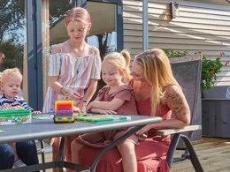 Camping Pas Cher vous présente avec son site Officiel campingpascher.fr, le Camping Siblu Meerwijck classé 5 étoiles, situé sur la commune de Kropswolde dans le département Midden-groningen (Groningue) au Pays-bas. Le camping Siblu Meerwijck, vous présente un hébergement de type mobil-home de 37 m² pour 4 personnes. Le camping Siblu Meerwijck vous propose du vendredi 27 mars au vendredi 03 avril 2026 pour 7 nuits à 328€. Cette location propose 156 dates différentes pour réserver votre séjour. Découvrez également les 10 autres gammes d'hébergements du camping. Les Avis clients pour le Camping Siblu Meerwijck sont excellents avec une note moyenne de 10 sur 10. Piscine chauffée, Piscine couverte, Animations familiales, Club enfants, Aire de jeux enfants, Location de bateaux, Ping-pong, Surf, Terrain de beach-volley, Terrain multisports, Voile, Bar, Dépôt de pain, Plats à emporter, Restaurant,... En savoir plus : cliquez-ICI.