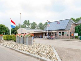 Camping Pas Cher vous présente avec son site Officiel campingpascher.fr, le Camping Siblu Meerwijck classé 5 étoiles, situé sur la commune de Kropswolde dans le département Midden-groningen (Groningue) au Pays-bas. Le camping Siblu Meerwijck, vous présente un hébergement de type mobil-home de 31 m² pour 6 personnes. Le camping Siblu Meerwijck vous propose du vendredi 27 mars au vendredi 03 avril 2026 pour 7 nuits à 326€. Cette location propose 156 dates différentes pour réserver votre séjour. Découvrez également les 10 autres gammes d'hébergements du camping. Les Avis clients pour le Camping Siblu Meerwijck sont excellents avec une note moyenne de 10 sur 10. Piscine chauffée, Piscine couverte, Animations familiales, Club enfants, Aire de jeux enfants, Location de bateaux, Ping-pong, Surf, Terrain de beach-volley, Terrain multisports, Voile, Bar, Dépôt de pain, Plats à emporter, Restaurant,... En savoir plus : cliquez-ICI.