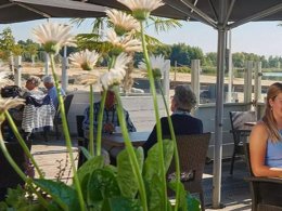 Camping Pas Cher vous présente avec son site Officiel campingpascher.fr, le Camping Siblu Meerwijck classé 5 étoiles, situé sur la commune de Kropswolde dans le département Midden-groningen (Groningue) au Pays-bas. Le camping Siblu Meerwijck, vous présente un hébergement de type mobil-home pour 4 personnes. Le camping Siblu Meerwijck vous propose du vendredi 27 mars au vendredi 03 avril 2026 pour 7 nuits à 294€. Cette location propose 156 dates différentes pour réserver votre séjour. Découvrez également les 10 autres gammes d'hébergements du camping. Les Avis clients pour le Camping Siblu Meerwijck sont excellents avec une note moyenne de 10 sur 10. Piscine chauffée, Piscine couverte, Animations familiales, Club enfants, Aire de jeux enfants, Location de bateaux, Ping-pong, Surf, Terrain de beach-volley, Terrain multisports, Voile, Bar, Dépôt de pain, Plats à emporter, Restaurant,... En savoir plus : cliquez-ICI.