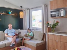 Camping Pas Cher vous présente avec son site Officiel campingpascher.fr, le Camping Siblu Meerwijck classé 5 étoiles, situé sur la commune de Kropswolde dans le département Midden-groningen (Groningue) au Pays-bas. Le camping Siblu Meerwijck, vous présente un hébergement de type mobil-home de 37 m² pour 6 personnes. Le camping Siblu Meerwijck vous propose du vendredi 27 mars au vendredi 03 avril 2026 pour 7 nuits à 362€. Cette location propose 156 dates différentes pour réserver votre séjour. Découvrez également les 10 autres gammes d'hébergements du camping. Les Avis clients pour le Camping Siblu Meerwijck sont excellents avec une note moyenne de 10 sur 10. Piscine chauffée, Piscine couverte, Animations familiales, Club enfants, Aire de jeux enfants, Location de bateaux, Ping-pong, Surf, Terrain de beach-volley, Terrain multisports, Voile, Bar, Dépôt de pain, Plats à emporter, Restaurant,... En savoir plus : cliquez-ICI.