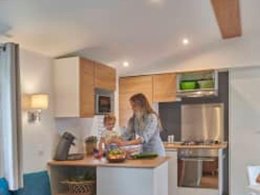 Camping Pas Cher vous présente avec son site Officiel campingpascher.fr, le Camping Siblu Meerwijck classé 5 étoiles, situé sur la commune de Kropswolde dans le département Midden-groningen (Groningue) au Pays-bas. Le camping Siblu Meerwijck, vous présente un hébergement de type mobil-home pour 6 personnes. Le camping Siblu Meerwijck vous propose du vendredi 27 mars au vendredi 03 avril 2026 pour 7 nuits à 362€. Cette location propose 156 dates différentes pour réserver votre séjour. Découvrez également les 10 autres gammes d'hébergements du camping. Les Avis clients pour le Camping Siblu Meerwijck sont excellents avec une note moyenne de 10 sur 10. Piscine chauffée, Piscine couverte, Animations familiales, Club enfants, Aire de jeux enfants, Location de bateaux, Ping-pong, Surf, Terrain de beach-volley, Terrain multisports, Voile, Bar, Dépôt de pain, Plats à emporter, Restaurant,... En savoir plus : cliquez-ICI.