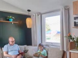 Camping Pas Cher vous présente avec son site Officiel campingpascher.fr, le Camping Siblu Meerwijck classé 5 étoiles, situé sur la commune de Kropswolde dans le département Midden-groningen (Groningue) au Pays-bas. Le camping Siblu Meerwijck, vous présente un hébergement de type mobil-home pour 4 personnes. Le camping Siblu Meerwijck vous propose du vendredi 27 mars au vendredi 03 avril 2026 pour 7 nuits à 294€. Cette location propose 156 dates différentes pour réserver votre séjour. Découvrez également les 10 autres gammes d'hébergements du camping. Les Avis clients pour le Camping Siblu Meerwijck sont excellents avec une note moyenne de 10 sur 10. Piscine chauffée, Piscine couverte, Animations familiales, Club enfants, Aire de jeux enfants, Location de bateaux, Ping-pong, Surf, Terrain de beach-volley, Terrain multisports, Voile, Bar, Dépôt de pain, Plats à emporter, Restaurant,... En savoir plus : cliquez-ICI.