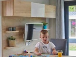 Camping Pas Cher vous présente avec son site Officiel campingpascher.fr, le Camping Siblu Meerwijck classé 5 étoiles, situé sur la commune de Kropswolde dans le département Midden-groningen (Groningue) au Pays-bas. Le camping Siblu Meerwijck, vous présente un hébergement de type chalet pour 6 personnes. Le camping Siblu Meerwijck vous propose du vendredi 27 mars au vendredi 03 avril 2026 pour 7 nuits à 414€. Cette location propose 128 dates différentes pour réserver votre séjour. Découvrez également les 10 autres gammes d'hébergements du camping. Les Avis clients pour le Camping Siblu Meerwijck sont excellents avec une note moyenne de 10 sur 10. Piscine chauffée, Piscine couverte, Animations familiales, Club enfants, Aire de jeux enfants, Location de bateaux, Ping-pong, Surf, Terrain de beach-volley, Terrain multisports, Voile, Bar, Dépôt de pain, Plats à emporter, Restaurant,... En savoir plus : cliquez-ICI.