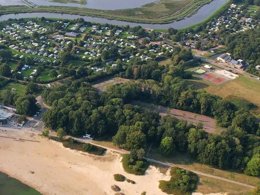 Camping Pas Cher vous présente avec son site Officiel campingpascher.fr, le Camping Siblu Meerwijck classé 5 étoiles, situé sur la commune de Kropswolde dans le département Midden-groningen (Groningue) au Pays-bas. Le camping Siblu Meerwijck, vous présente un hébergement de type mobil-home pour 4 personnes. Le camping Siblu Meerwijck vous propose du vendredi 27 mars au vendredi 03 avril 2026 pour 7 nuits à 328€. Cette location propose 156 dates différentes pour réserver votre séjour. Découvrez également les 10 autres gammes d'hébergements du camping. Les Avis clients pour le Camping Siblu Meerwijck sont excellents avec une note moyenne de 10 sur 10. Piscine chauffée, Piscine couverte, Animations familiales, Club enfants, Aire de jeux enfants, Location de bateaux, Ping-pong, Surf, Terrain de beach-volley, Terrain multisports, Voile, Bar, Dépôt de pain, Plats à emporter, Restaurant,... En savoir plus : cliquez-ICI.