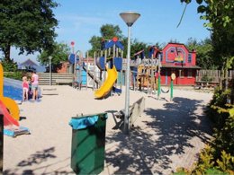 Camping Pas Cher vous présente avec son site Officiel campingpascher.fr, le Camping Siblu Meerwijck classé 5 étoiles, situé sur la commune de Kropswolde dans le département Midden-groningen (Groningue) au Pays-bas. Le camping Siblu Meerwijck, vous présente un hébergement de type chalet pour 6 personnes. Le camping Siblu Meerwijck vous propose du vendredi 27 mars au vendredi 03 avril 2026 pour 7 nuits à 414€. Cette location propose 128 dates différentes pour réserver votre séjour. Découvrez également les 10 autres gammes d'hébergements du camping. Les Avis clients pour le Camping Siblu Meerwijck sont excellents avec une note moyenne de 10 sur 10. Piscine chauffée, Piscine couverte, Animations familiales, Club enfants, Aire de jeux enfants, Location de bateaux, Ping-pong, Surf, Terrain de beach-volley, Terrain multisports, Voile, Bar, Dépôt de pain, Plats à emporter, Restaurant,... En savoir plus : cliquez-ICI.