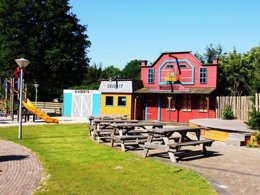 Camping Pas Cher vous présente avec son site Officiel campingpascher.fr, le Camping Siblu Meerwijck classé 5 étoiles, situé sur la commune de Kropswolde dans le département Midden-groningen (Groningue) au Pays-bas. Le camping Siblu Meerwijck, vous présente un hébergement de type mobil-home pour 6 personnes. Le camping Siblu Meerwijck vous propose du vendredi 27 mars au vendredi 03 avril 2026 pour 7 nuits à 362€. Cette location propose 156 dates différentes pour réserver votre séjour. Découvrez également les 10 autres gammes d'hébergements du camping. Les Avis clients pour le Camping Siblu Meerwijck sont excellents avec une note moyenne de 10 sur 10. Piscine chauffée, Piscine couverte, Animations familiales, Club enfants, Aire de jeux enfants, Location de bateaux, Ping-pong, Surf, Terrain de beach-volley, Terrain multisports, Voile, Bar, Dépôt de pain, Plats à emporter, Restaurant,... En savoir plus : cliquez-ICI.