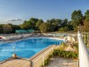 Camping Pas Cher vous présente avec son site Officiel campingpascher.fr, le Camping Le Colombier classé 4 étoiles, situé sur la commune de Saint Martin Lars En Saintehermine dans le département Vendée (Pays De La Loire) en France. Le camping Le Colombier, vous présente un hébergement de type chalet de 26 m² et télévision. Le camping Le Colombier vous propose du sam. 19 septembre au sam. 26 septembre 2026, en promotion à -15% pour 7 nuits à 297,50 € au lieu de 350,0 € soit une Économie de 52,50 €. Cette location propose 35 dates différentes pour réserver votre séjour. Découvrez également les 5 autres gammes d'hébergements du camping. Étang, Piscine chauffée, Piscine extérieure, Animations familiales, Dépôt de pain, Épicerie,... En savoir plus : cliquez-ICI.