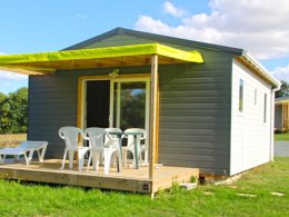 Camping Pas Cher vous présente avec son site Officiel campingpascher.fr, le Camping Le Colombier classé 4 étoiles, situé sur la commune de Saint Martin Lars En Saintehermine dans le département Vendée (Pays De La Loire) en France. Le camping Le Colombier, vous présente un hébergement de type chalet de 26 m² et télévision. Le camping Le Colombier vous propose du sam. 19 septembre au sam. 26 septembre 2026, en promotion à -14% pour 7 nuits à 301 € au lieu de 350,0 € soit une Économie de 49 €. Cette location propose 129 dates différentes pour réserver votre séjour. Découvrez également les 5 autres gammes d'hébergements du camping. Étang, Piscine chauffée, Piscine extérieure, Animations familiales, Dépôt de pain, Épicerie,... En savoir plus : cliquez-ICI.