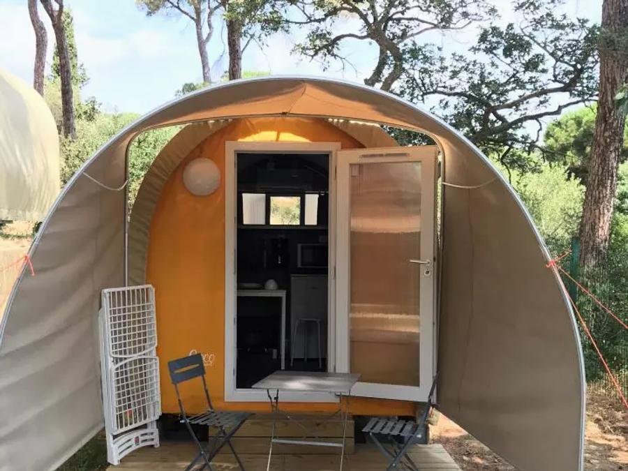 Camping Pas Cher vous présente avec son site Officiel campingpascher.fr, le Camping Maeva Club Royal Océan classé 4 étoiles, situé sur la commune de Saint Sulpice De Royan dans le département Charente-maritime (Poitou Charentes) en France. Le camping Maeva Club Royal Océan, vous présente un hébergement de type hébergement insolite de 15 m² pour 2 personnes. Le camping Maeva Club Royal Océan vous proposeun séjour PAS CHER avec une REMISEdu mercredi 09 septembre au mercredi 16 septembre 2026, en promotion à -30% pour 7 nuits à 169 € au lieu de 241,43 € soit une Économie de 72,43 €. Cette location propose 31 dates différentes pour réserver votre séjour. Découvrez également les 17 autres gammes d'hébergements du camping. Les Avis clients pour le Camping Maeva Club Royal Océan sont excellents avec une note moyenne de 9 sur 10. Piscine chauffée, Piscine extérieure, Animation enfants, Animations familiales, Aire de jeux enfants, Parcours sportif, Ping-pong, Pétanque, Terrain multisports, Bar, Dépôt de pain, Snack/Bar,... En savoir plus : cliquez-ICI.