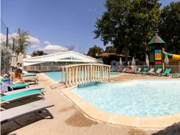 Camping Pas Cher vous présente avec son site Officiel campingpascher.fr, le Camping Maeva Club Royal Océan classé 4 étoiles, situé sur la commune de Saint Sulpice De Royan dans le département Charente-maritime (Poitou Charentes) en France. Le camping Maeva Club Royal Océan, vous présente un hébergement de type hébergement insolite de 15 m² pour 4 personnes. Le camping Maeva Club Royal Océan vous proposeun séjour PAS CHER avec une REMISEdu lundi 04 mai au lundi 11 mai 2026, en promotion à -30% pour 7 nuits à 189 € au lieu de 270,0 € soit une Économie de 81 €. Cette location propose 84 dates différentes pour réserver votre séjour. Découvrez également les 16 autres gammes d'hébergements du camping. Les Avis clients pour le Camping Maeva Club Royal Océan sont excellents avec une note moyenne de 9 sur 10. Piscine chauffée, Piscine extérieure, Animation enfants, Animations familiales, Aire de jeux enfants, Parcours sportif, Ping-pong, Pétanque, Terrain multisports, Bar, Dépôt de pain, Snack/Bar,... En savoir plus : cliquez-ICI.