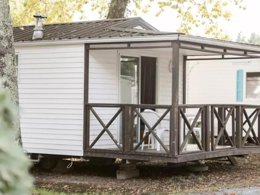 Camping Pas Cher vous présente avec son site Officiel campingpascher.fr, le Camping Maeva Club Royal Océan classé 4 étoiles, situé sur la commune de Saint Sulpice De Royan dans le département Charente-maritime (Poitou Charentes) en France. Le camping Maeva Club Royal Océan, vous présente un hébergement de type mobil-home de 19 m² pour 4 personnes. Le camping Maeva Club Royal Océan vous proposeun séjour PAS CHER avec une REMISEdu vendredi 15 mai au vendredi 22 mai 2026, en promotion à -30% pour 7 nuits à 169 € au lieu de 241,43 € soit une Économie de 72,43 €. Cette location propose 99 dates différentes pour réserver votre séjour. Découvrez également les 16 autres gammes d'hébergements du camping. Les Avis clients pour le Camping Maeva Club Royal Océan sont excellents avec une note moyenne de 9 sur 10. Piscine chauffée, Piscine extérieure, Animation enfants, Animations familiales, Aire de jeux enfants, Parcours sportif, Ping-pong, Pétanque, Terrain multisports, Bar, Dépôt de pain, Snack/Bar,... En savoir plus : cliquez-ICI.