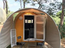 Camping Pas Cher vous présente avec son site Officiel campingpascher.fr, le Camping Maeva Club Royal Océan classé 4 étoiles, situé sur la commune de Saint Sulpice De Royan dans le département Charente-maritime (Poitou Charentes) en France. Le camping Maeva Club Royal Océan, vous présente un hébergement de type hébergement insolite de 15 m² pour 2 personnes. Le camping Maeva Club Royal Océan vous proposeun séjour PAS CHER avec une REMISEdu lundi 04 mai au lundi 11 mai 2026, en promotion à -30% pour 7 nuits à 169 € au lieu de 241,43 € soit une Économie de 72,43 €. Cette location propose 113 dates différentes pour réserver votre séjour. Découvrez également les 16 autres gammes d'hébergements du camping. Les Avis clients pour le Camping Maeva Club Royal Océan sont excellents avec une note moyenne de 9 sur 10. Piscine chauffée, Piscine extérieure, Animation enfants, Animations familiales, Aire de jeux enfants, Parcours sportif, Ping-pong, Pétanque, Terrain multisports, Bar, Dépôt de pain, Snack/Bar,... En savoir plus : cliquez-ICI.